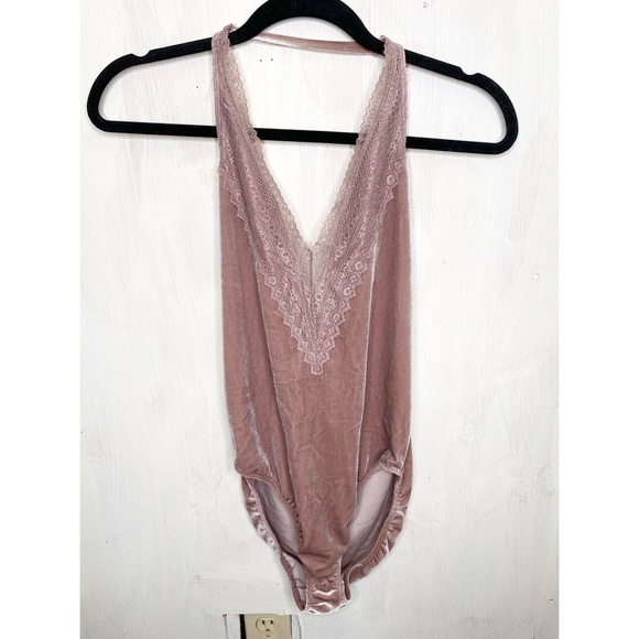 Forever 21 Tops - Forever21 Mauve velvet and lace bodysuit